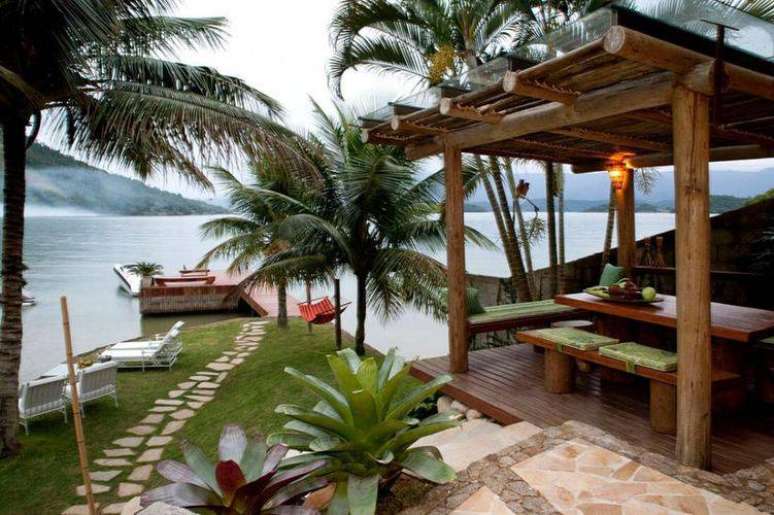 8. Nada como um pergolado de madeira &agrave; beira d&rsquo;&aacute;gua para aproveitar