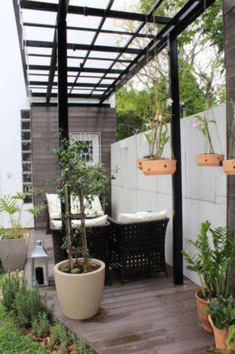 11. Pergolados pintados de preto s&atilde;o muito elegantes para o ambiente externo