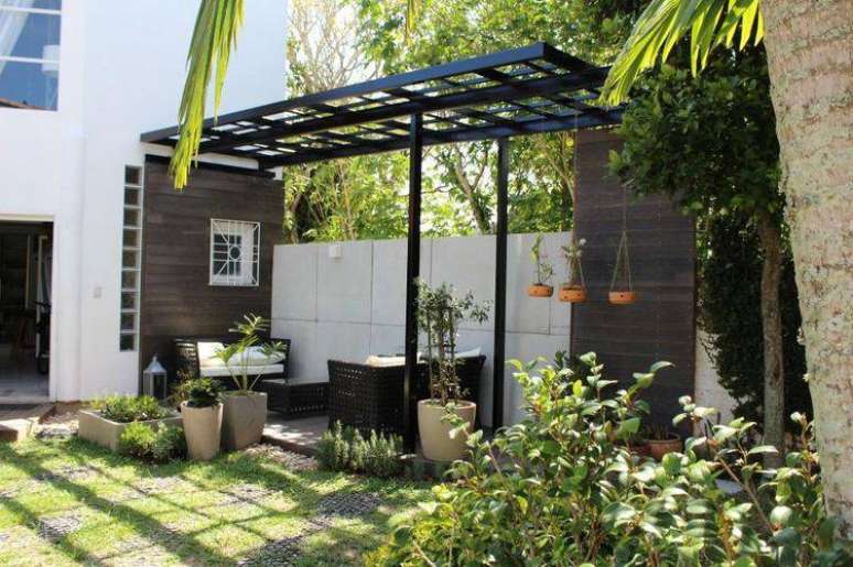 15. Colocar móveis debaixo do pergolado no jardim é uma ótima forma de ter um espaço para relaxar