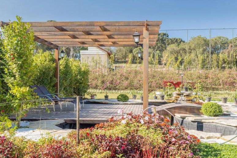 16. Pergolado de madeira deixa a &aacute;rea social ainda mais aconchegante