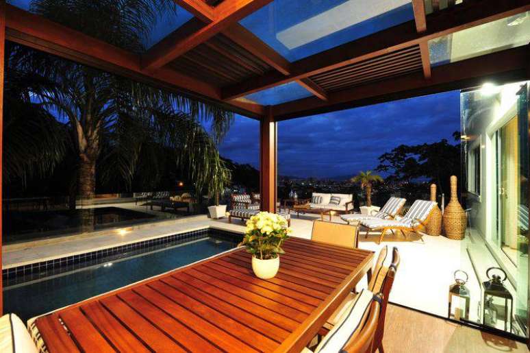 23. Voc&ecirc; pode alternar com placas de vidro e madeira no teto do seu pergolado