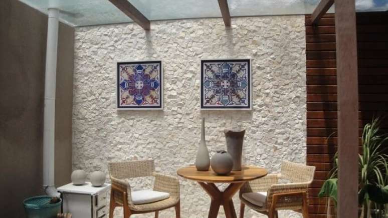 43. Decora&ccedil;&atilde;o para &aacute;rea externa com pergolado de vidro e parede com textura &ndash; Foto: Patricia Silveira Zat Leal