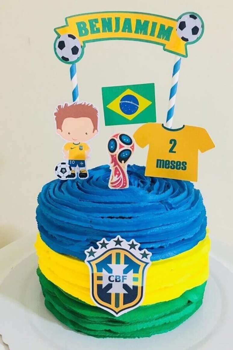 14. Cores fortes s&atilde;o &oacute;timas para deixar o bolo mesvers&aacute;rio mais bonito e com cara de festa infantil &ndash; Foto: Pinterest