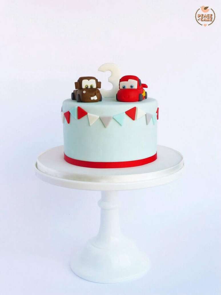 3. Bolo para mêsversário menino com tema carros – Foto: Peace of Cake