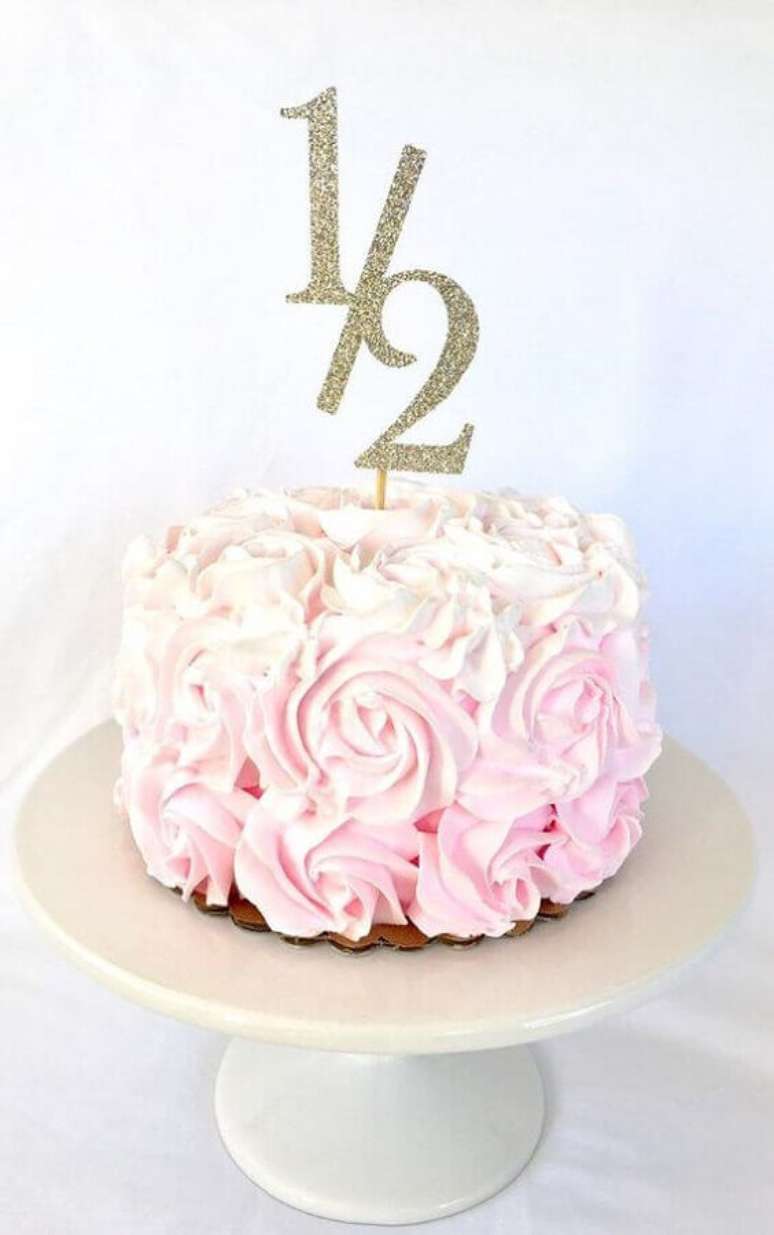 18. Lindo e delicado bolo mesversário com número de meses no topo – Foto: Etsy