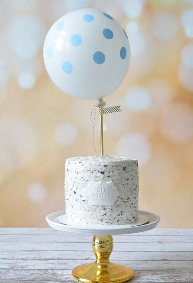 19. O bolo mesversário simples decorado com uma bexiga no topo ficou super delicado – Foto: Neu dekoration stile