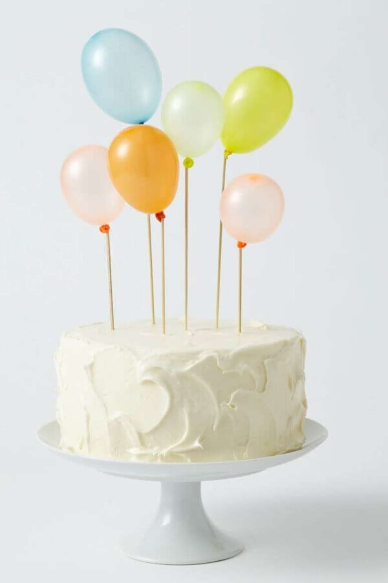 21. Delicado bolo mesversário decorado com pequenos balões coloridos – Foto: Art Craft Ideas