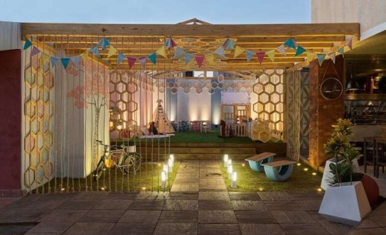 71. A brinquedoteca tamb&eacute;m pode ser projetada com um pergolado para que fique mais charmosa &ndash; Foto: Morar Mais Por Menos Goi&acirc;nia