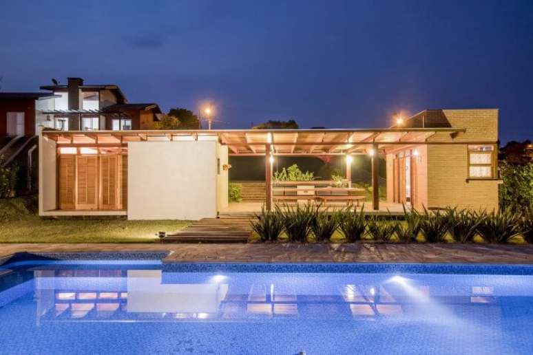 86. Aqui o pergolado funciona como uma jun&ccedil;&atilde;o para partes separadas da casa &ndash; Foto: Carlos Leal