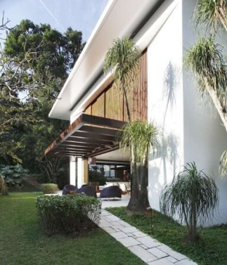 92. Casa moderna com pergolado de madeira e m&oacute;veis embaixo &ndash; Foto: Gisele Taranto