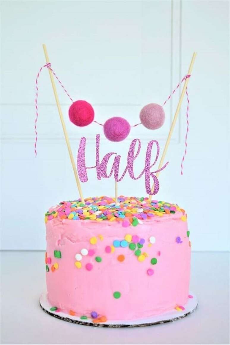 8. Escolha um bolo mesversário bem colorido para compor a decoração da sua festa – Foto: Cakes Ideas