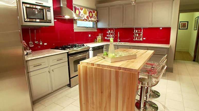 58- Utilizar o vermelho e detalhes de madeira na cozinha garante um ambiente moderno e confortável