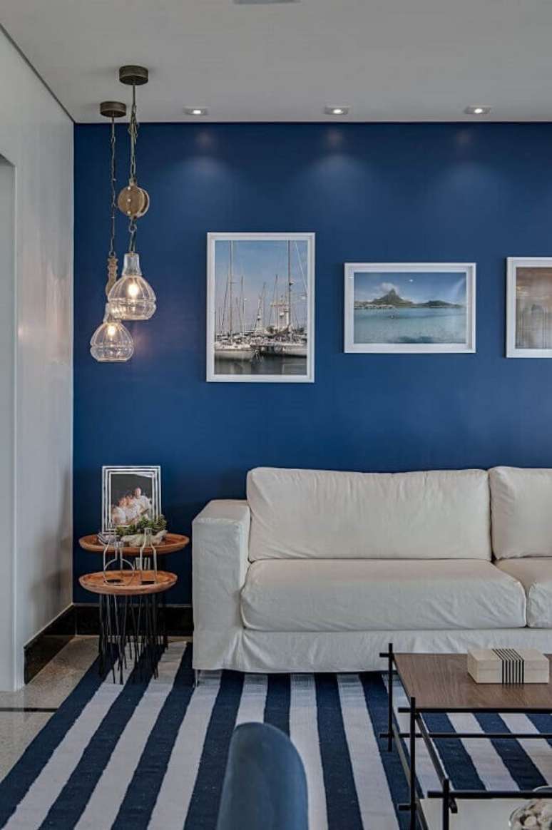 53- A combinação de cores para a sala como o azul e branco dão sensação de serenidade e amplitude. Projeto por Márcia Debski Ferreira