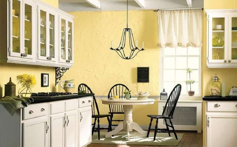 59- As paredes amarelas criam mais vida e iluminação para a cozinha
