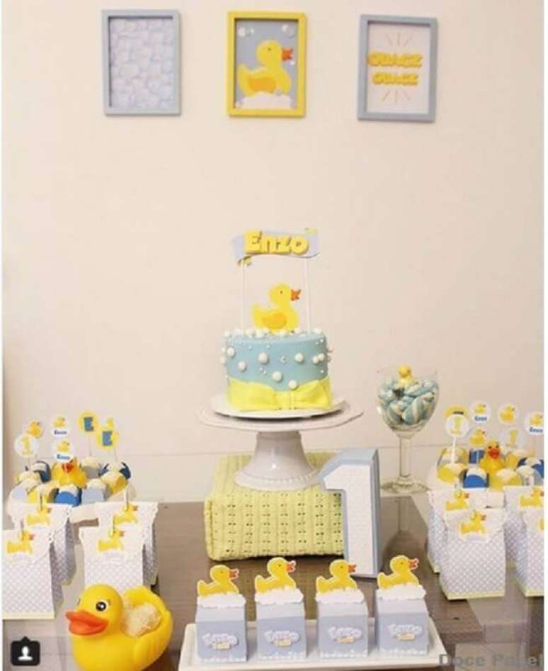 27. Um dos temas para mesvers&aacute;rio que garante uma decora&ccedil;&atilde;o super delicada &eacute; o patinho de borracha &ndash; Foto: Zozu