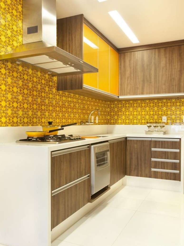 21- Os azulejos podem ser uma opção criativa para cores de tintas de parede na cozinha. Projeto de Adriana Fontana.
