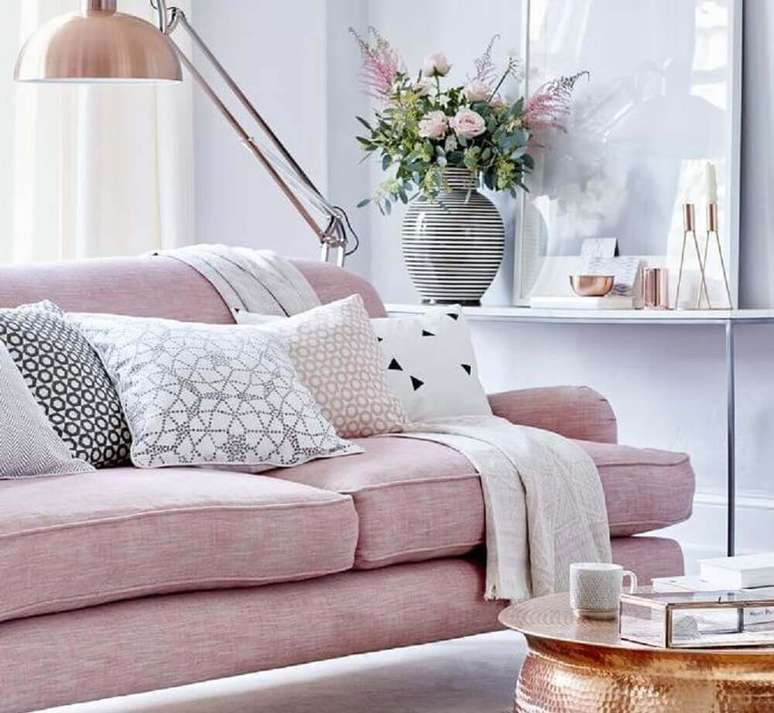 54- As cores para sala neutras juntas com o rosa garantem um ambiente sofisticado e delicado ao mesmo tempo.