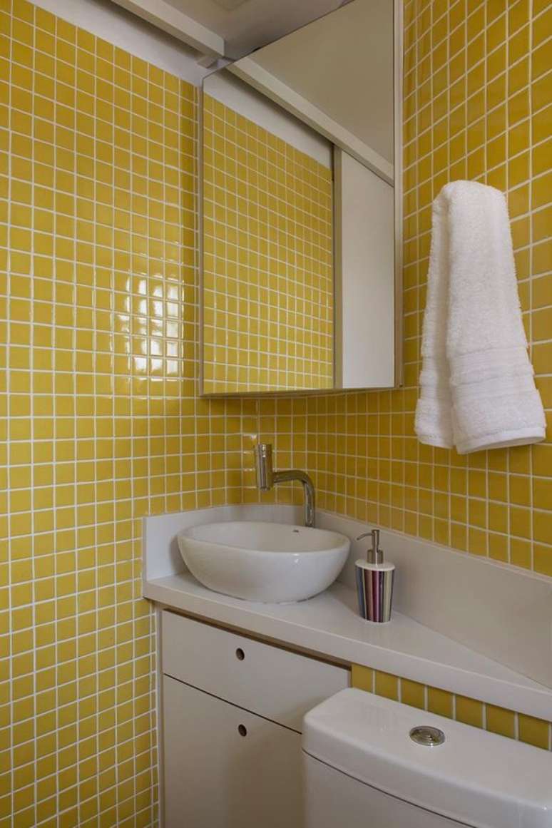 20- Você pode escolher cores de tintas de parede ou pastilhas amarelas no banheiro. Projeto de Marina Carvalho.