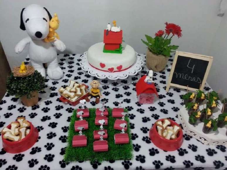32. Decoração para mesversário simples com tema Snoopy – Foto: Pinterest