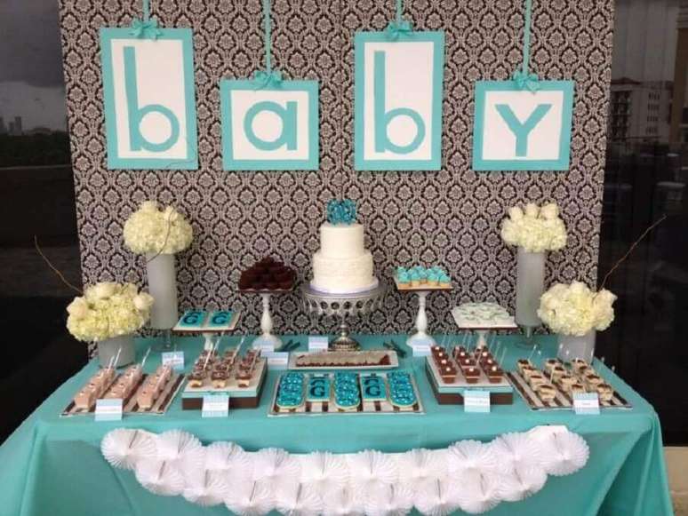 36. Decora&ccedil;&atilde;o em azul e branco para mesvers&aacute;rio com arranjos de rosas &ndash; Foto: Baby Shower Ideas