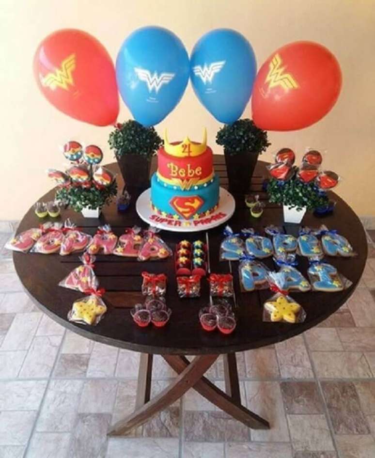38. Que tal usar temas para mesvers&aacute;rio como super her&oacute;is? Fica lindo e est&aacute; super em alta &ndash; Foto: Cup Cakes da Mila