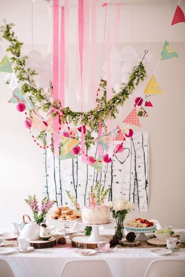 6. Delicada decora&ccedil;&atilde;o para mesvers&aacute;rio simples com varal de folhagens e bandeirinhas &ndash; Foto: Summer Mood