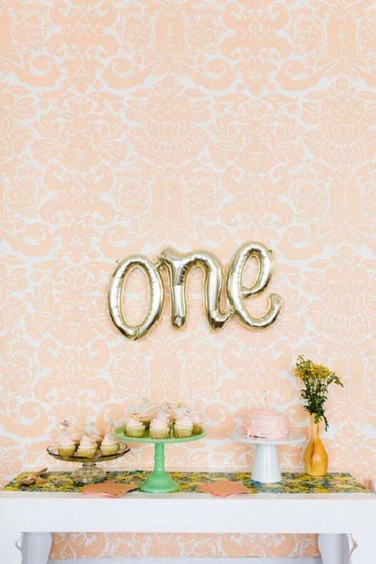 41. Decora&ccedil;&atilde;o para mesvers&aacute;rio simples e delicado com bal&otilde;es em formato de letra &ndash; Foto: Pinterest