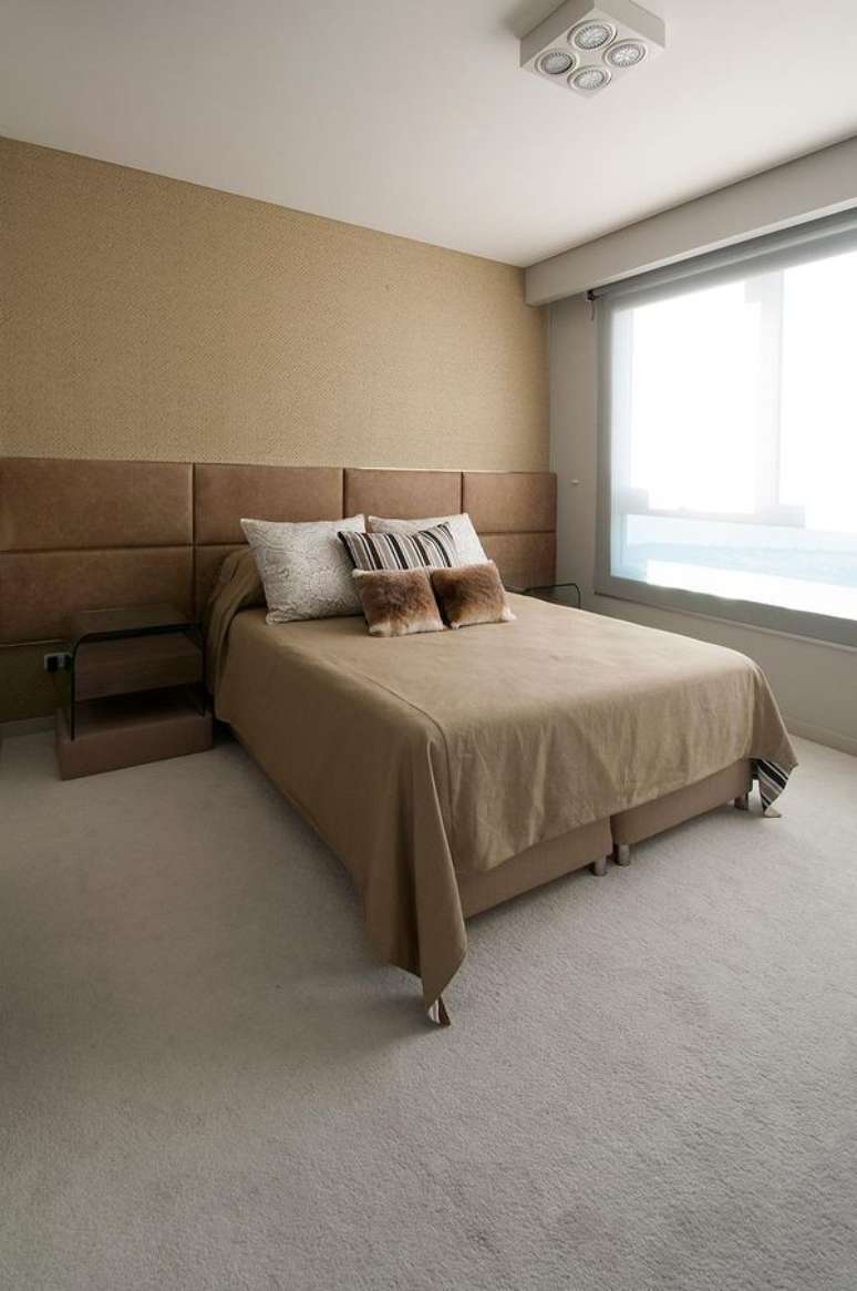 34- Tons de marrom e bege são ideais para cores de parede no quarto de casal. Projeto de Estúdio Sespede.