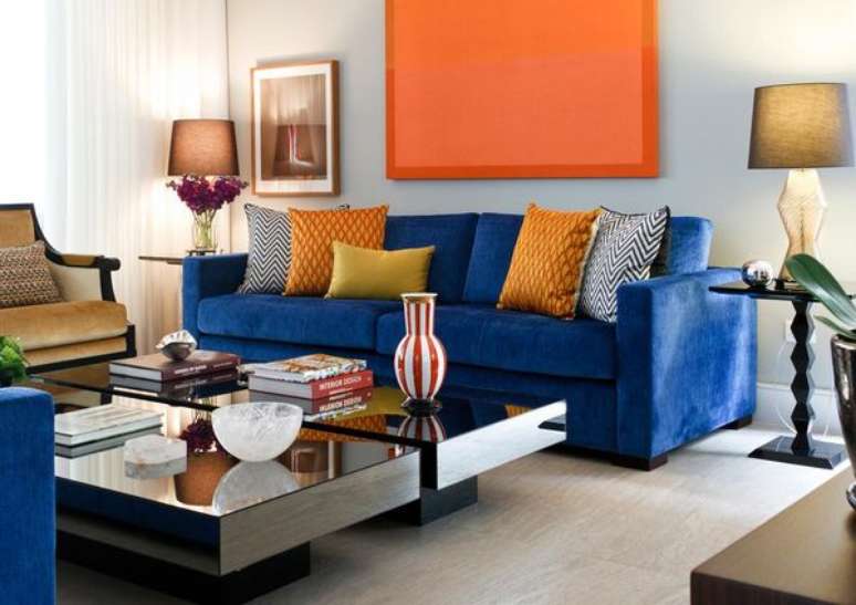 9- A vibrante combinação das cores de tintas complementares laranja e azul encontra espaço no projeto de Maria Eunice Fernandes.