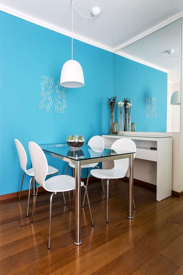 25- As cores de parede azuis ficam bem na sala de jantar. Projeto de Luciane Mota.