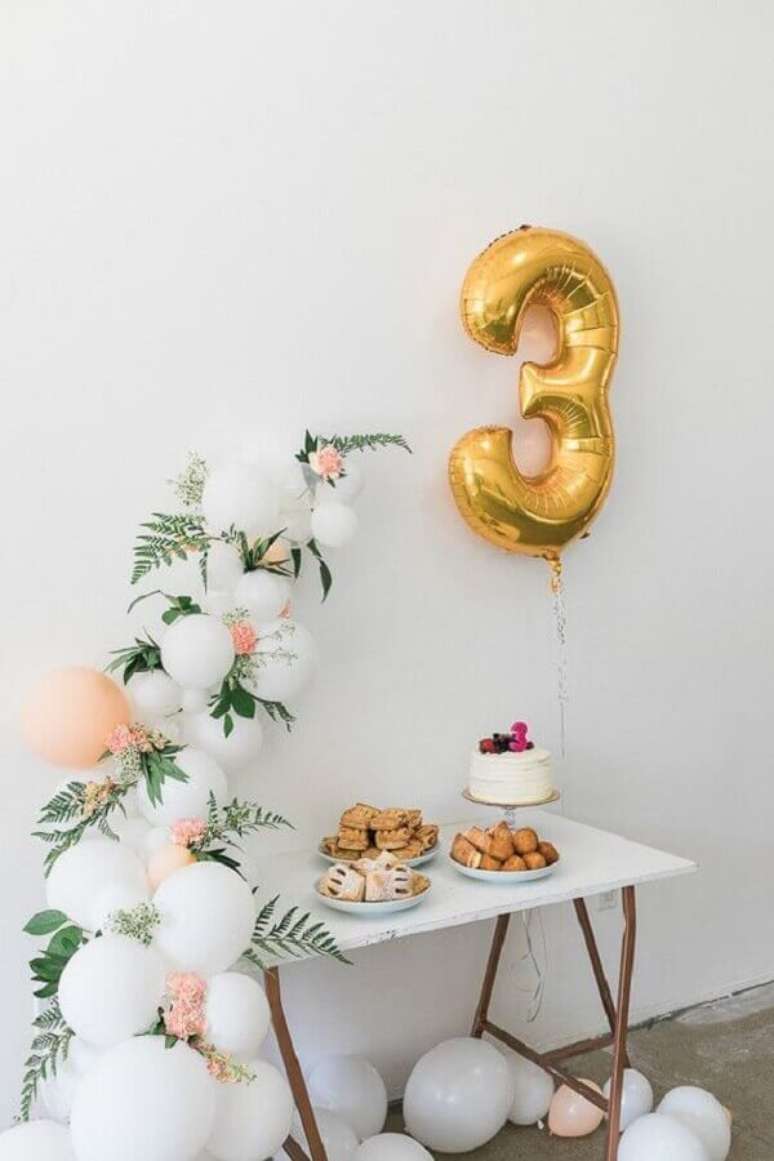 45. Delicada decoração para mesversário com arranjo de balões e folhagens – Foto: Sou Mãe