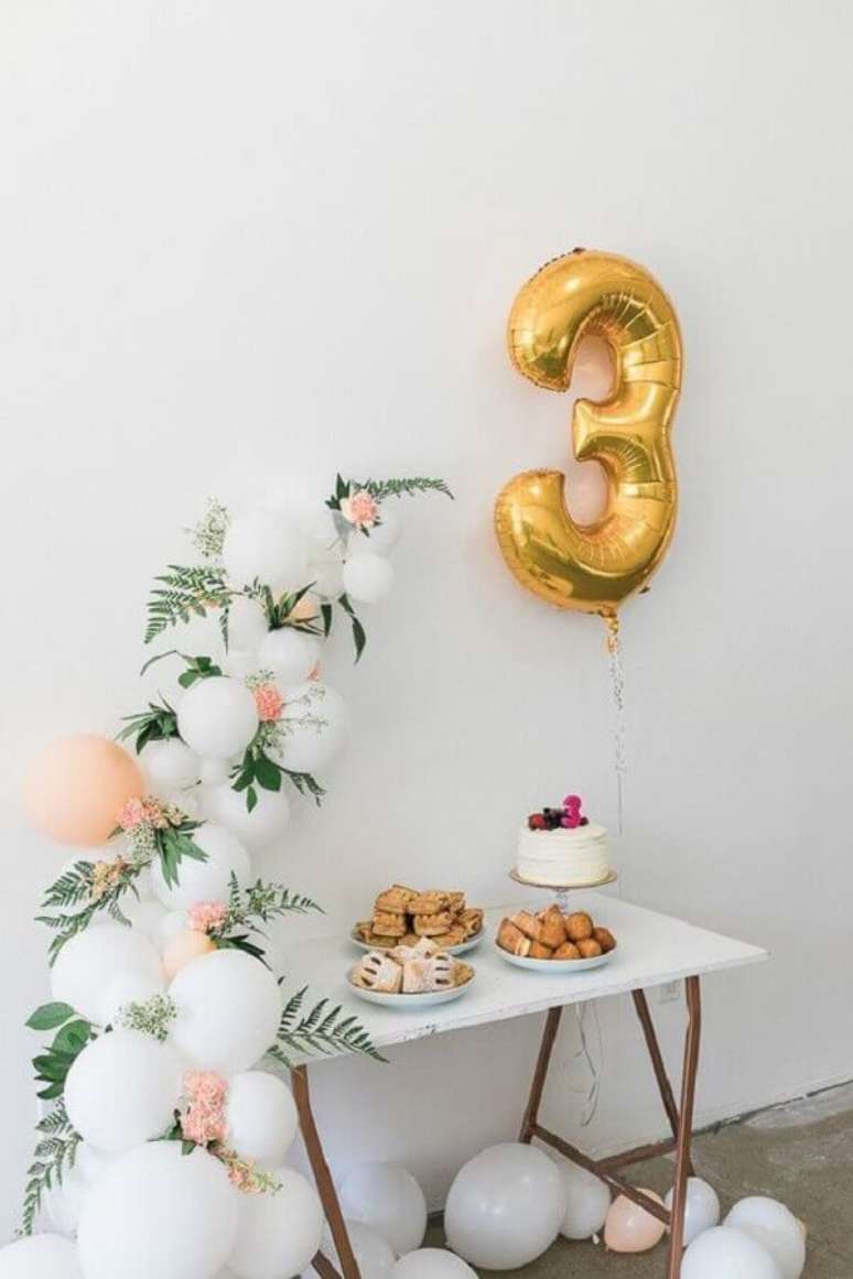 45. Delicada decora&ccedil;&atilde;o para mesvers&aacute;rio com arranjo de bal&otilde;es e folhagens &ndash; Foto: Sou M&atilde;e