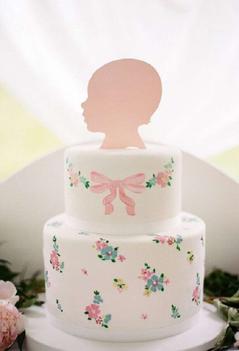 47. Delicado bolo mesversário de menina com estampa de flores rosas e azuis – Foto: 100 Layer Caketet