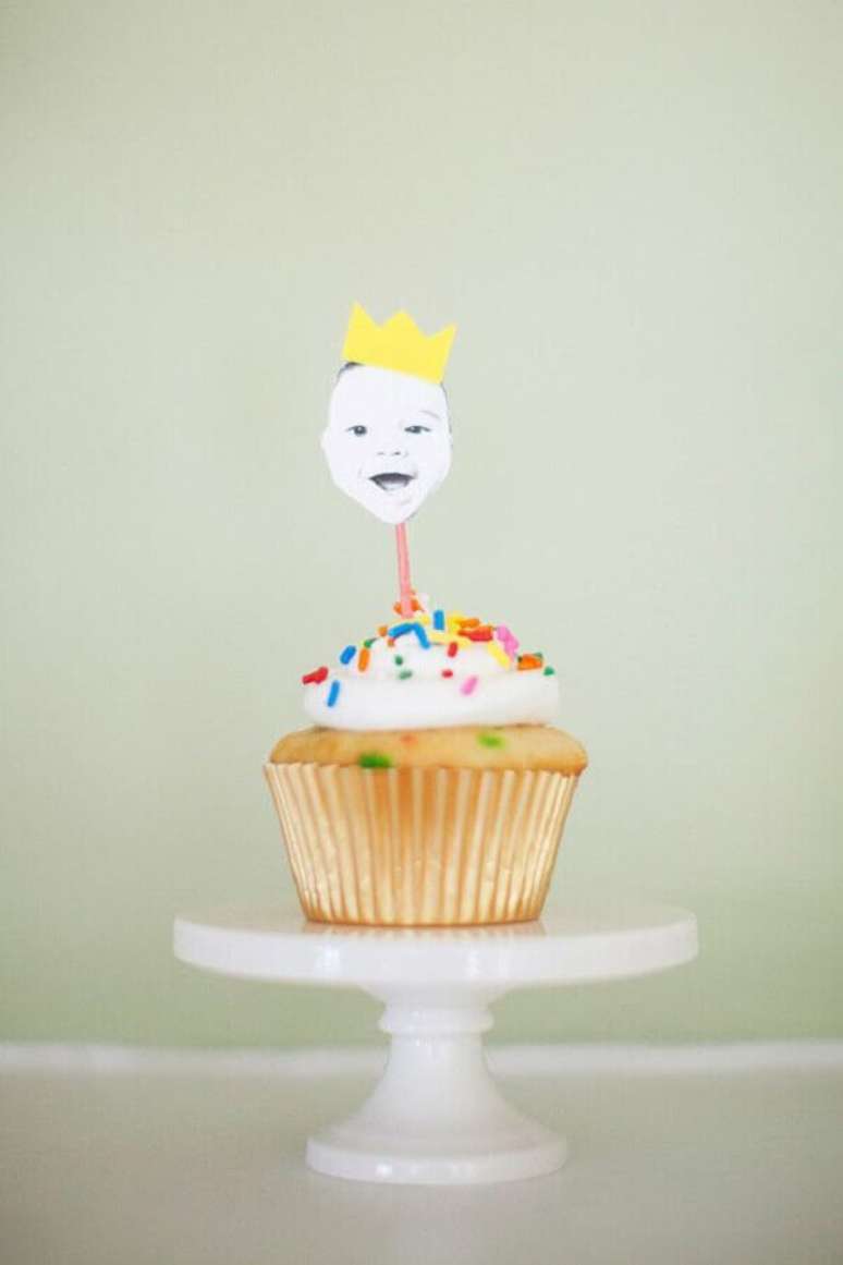 48. J&aacute; pensou em usar tags com o rostinho da crian&ccedil;a na decora&ccedil;&atilde;o do mesvers&aacute;rio? Fica uma gra&ccedil;a &ndash; Foto: Pinterest