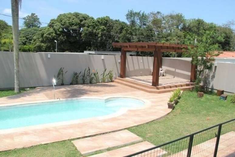 88. Casas com piscina merecem um pergolado para compor a decoração da área externa – Foto: Anny Maciel1
