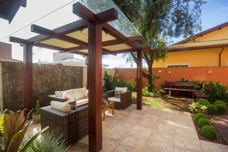 87. Decora&ccedil;&atilde;o para jardim com pergolado de madeira e vidro &ndash; Foto: Engenharia e Arquitetura