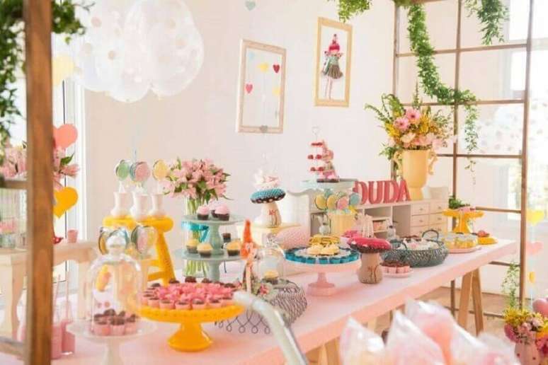49. Linda decora&ccedil;&atilde;o para mesa de mesvers&aacute;rio bem colorida &ndash; Foto: Blog Encontrando Ideias
