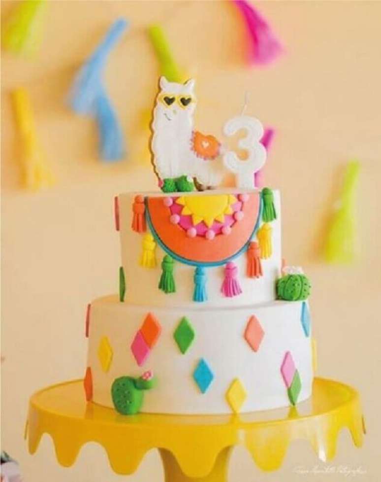 51. Linda e divertido bolo mesversário com lhama no topo e detalhes bem coloridos – Foto: Mamãe festeira blog