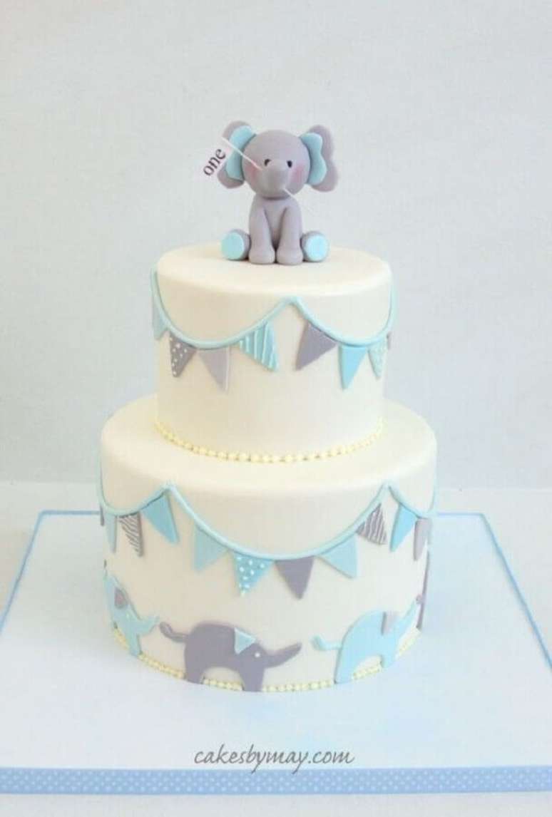52. Delicado bolo mesvers&aacute;rio com tema beb&ecirc; elefante &ndash; Foto: Cakes by May