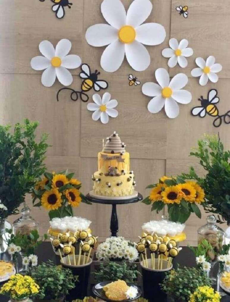 54. Mesversário decorado com tema de abelinhas – Foto: Pinterest