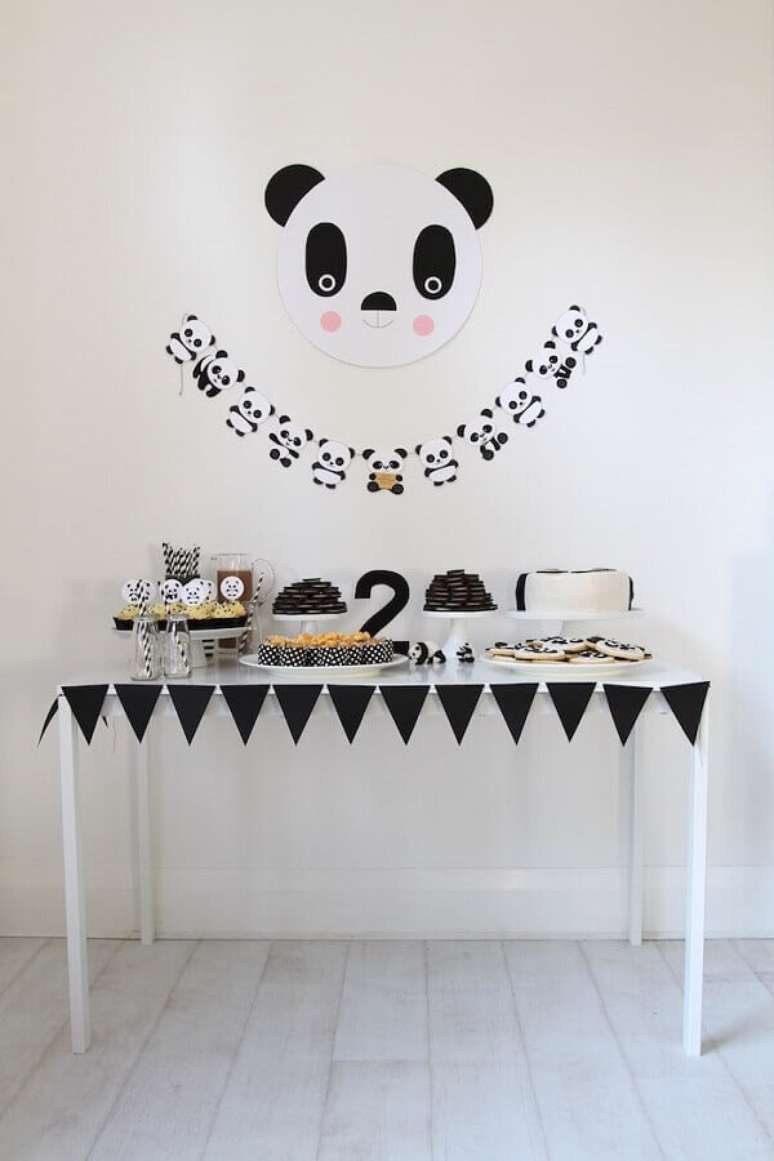 57. Mesversário simples decorado com tema de urso panda e bandeirinhas pretas – Foto: Air Freshener