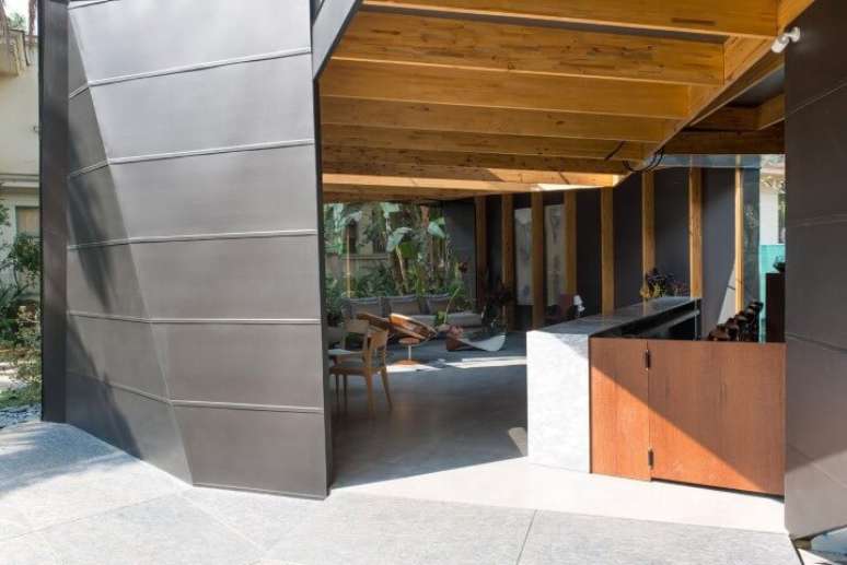 76. Recep&ccedil;&atilde;o decorada com estrutura met&aacute;lica e pergolado de madeira &ndash; Foto: Casa Cor 2016