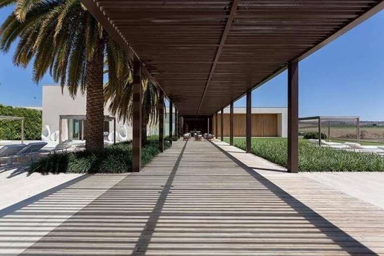 101. Jardim amplo decorado com pergolado de madeira &ndash; Foto: Roberto Migotto