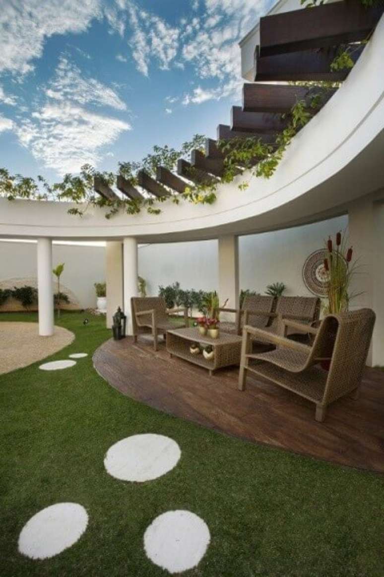 89. Pergolado de madeira sobre estrutura de alvenaria com formato arredondado &ndash; Foto: Aquiles Nicolas Kilaris