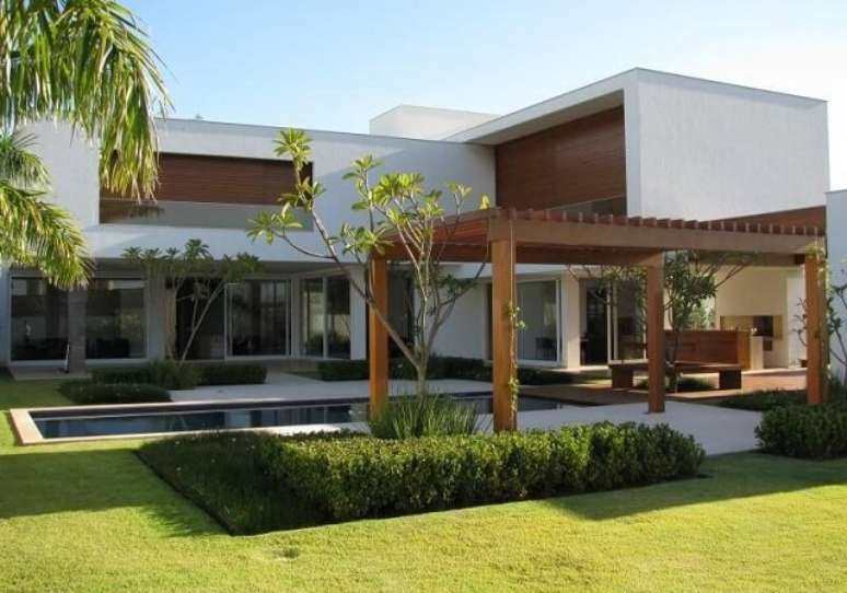 102. Casa moderna decorada com amplo jardim e pergolado de madeira na &aacute;rea externa &ndash; Foto: Roberto Migotto