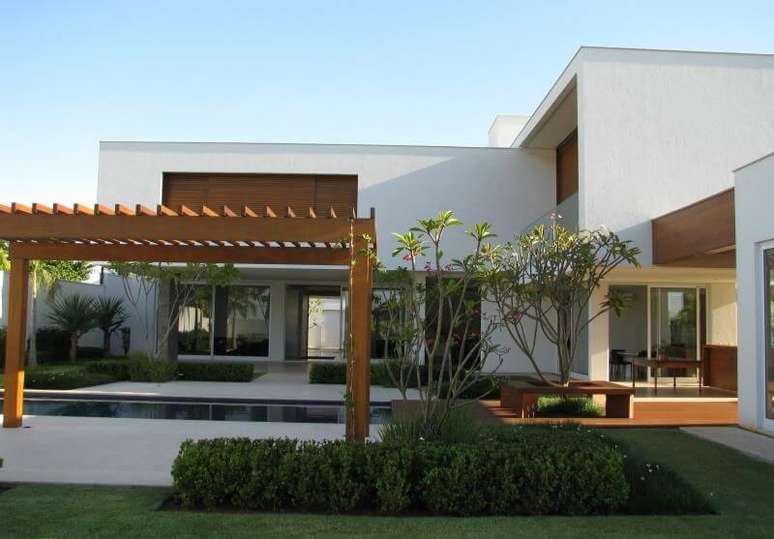 98. Decoração para casa moderna com área externa ampla com piscina e pergolado de madeira – Foto: Roberto Migotto