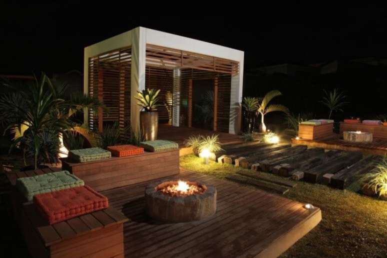 49. Que tal criar um ambiente bem aconchegante na sua &aacute;rea externa utilizando o pergolado? &ndash; Foto: Kathlein Kathlein