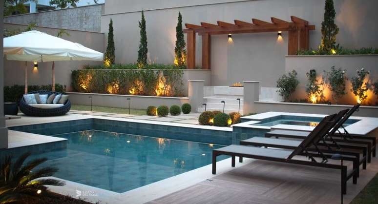 63. Decora&ccedil;&atilde;o para &aacute;rea externa sofisticada com piscina&nbsp;e pergolado de madeira &ndash; Raquel del Valle