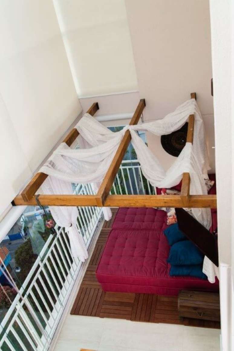 66. Sala decorada com pergolado de madeira &ndash; Foto: Marcia Rubinatti