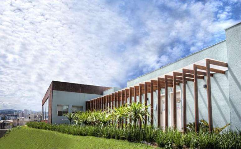 39. Stand de vendas com pergolado de madeira na lateral. Projeto de Studio Scatena